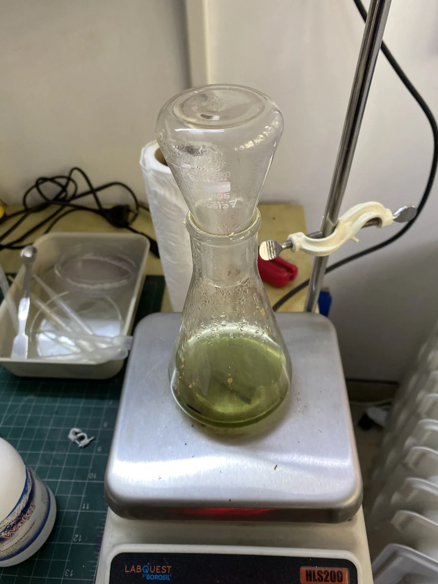 fecl3-synthesis-04-iron-nails-dissolving