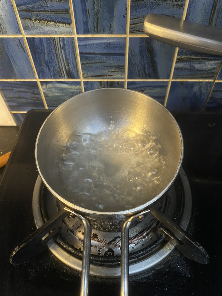 millionaire's-shortbread-02-sucrose-solution-boiling